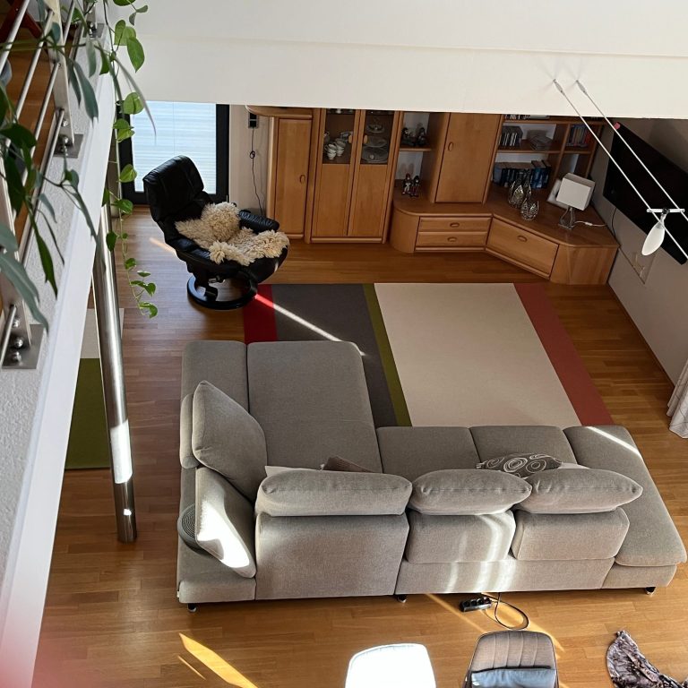 Blick von der Galerie auf die Couch und den neuen Teppich Blick von der Galerie auf die Couch und den neuen Teppich